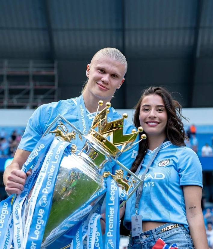 哈兰德04年女友惊艳颁奖庆典(老哈兰德是被基恩踢伤的吗)